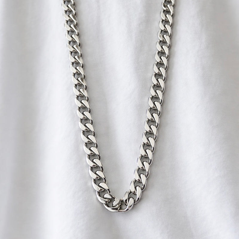 Bold modern chain necklace design