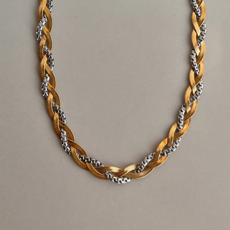 Bold intertwined necklace chain